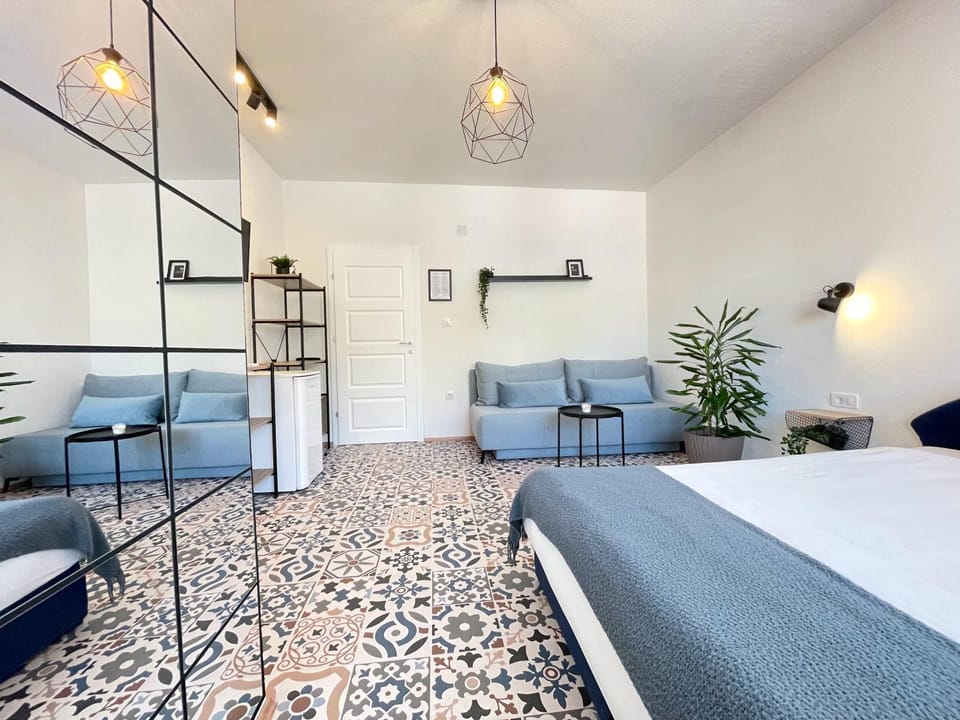 Toilet, Bed, TV and multimedia, Photo of the whole room, Seating area, Street view, Parking, heating, internet, towels, wardrobe, air conditioner