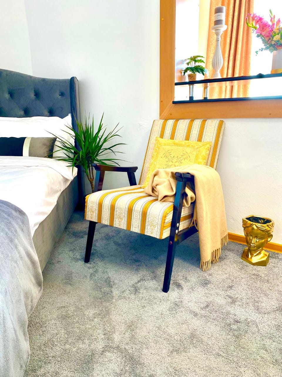 Bed, Photo of the whole room, Seating area, Bedroom