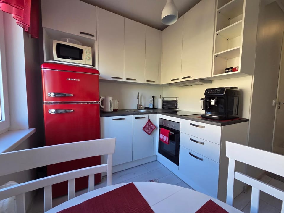 Coffee/tea facilities, Kitchen or kitchenette, dishwasher, microwave, oven, stove, toaster