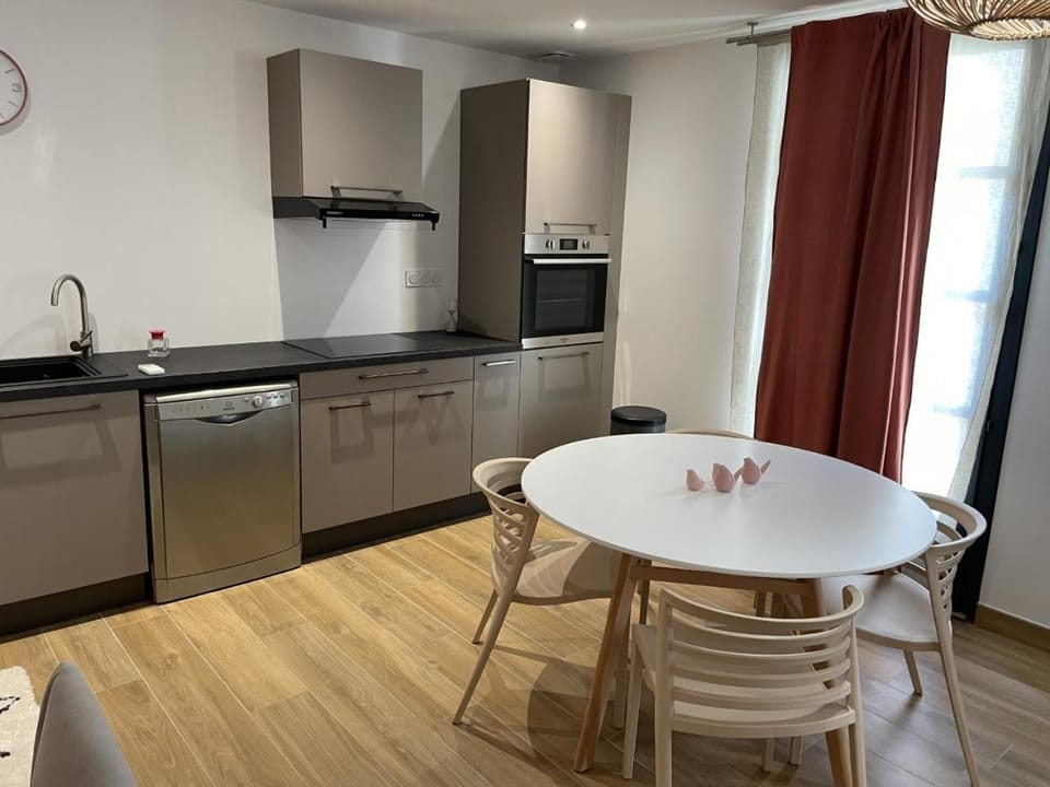 Kitchen or kitchenette, Dining area