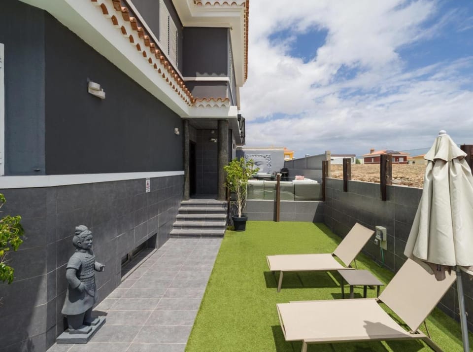 Entire Home Meloneras BBQ, PoolGolf Villa in Maspalomas