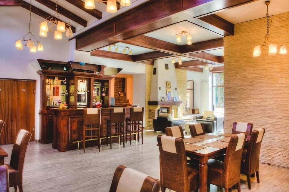 Restaurant/places to eat, Banquet/Function facilities, Seating area