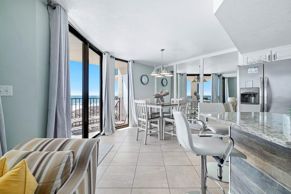 Kitchen or kitchenette, Seating area, Dining area