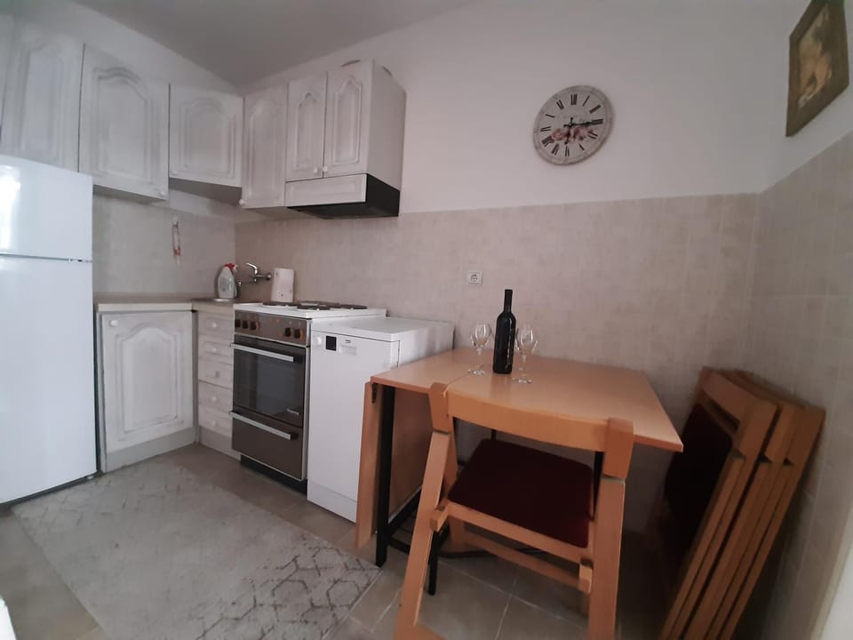Kitchen or kitchenette, Dining area, dishwasher