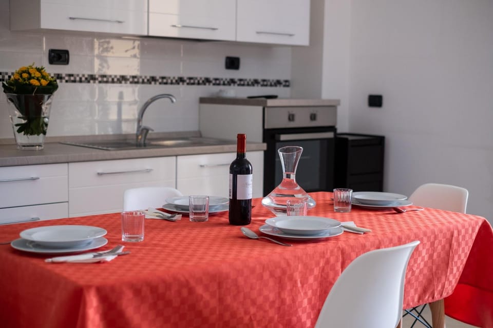 Kitchen or kitchenette, Dining area