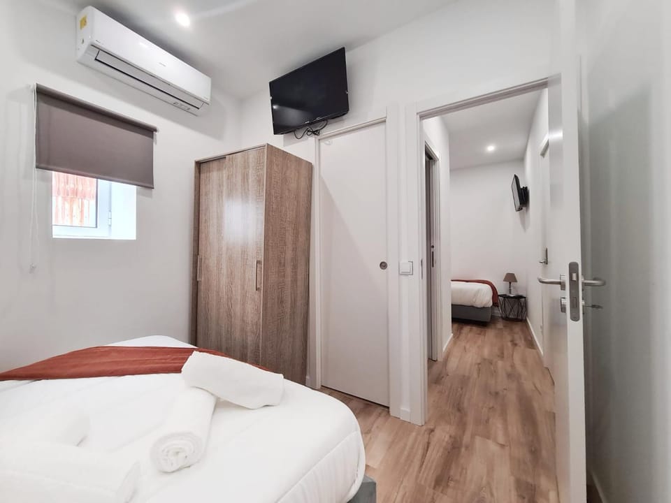 Bed, TV and multimedia, Bedroom