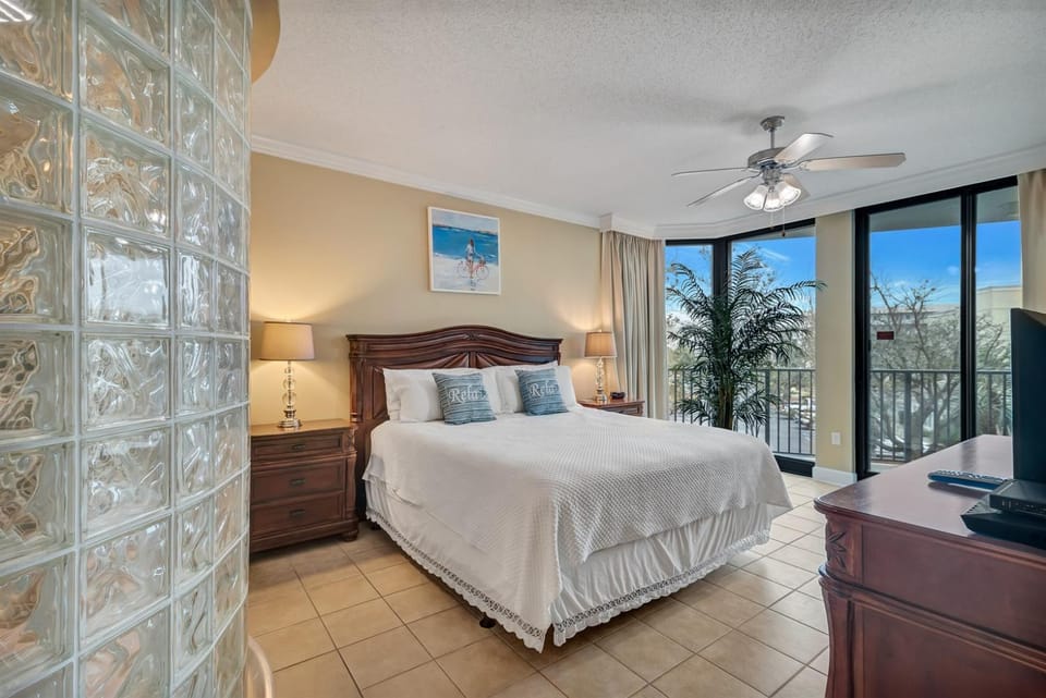 Lighthouse on the Bay Unit 2213-Pet Friendly Condo-Boaters heaven-Large Condo Apartment in Orange Beach