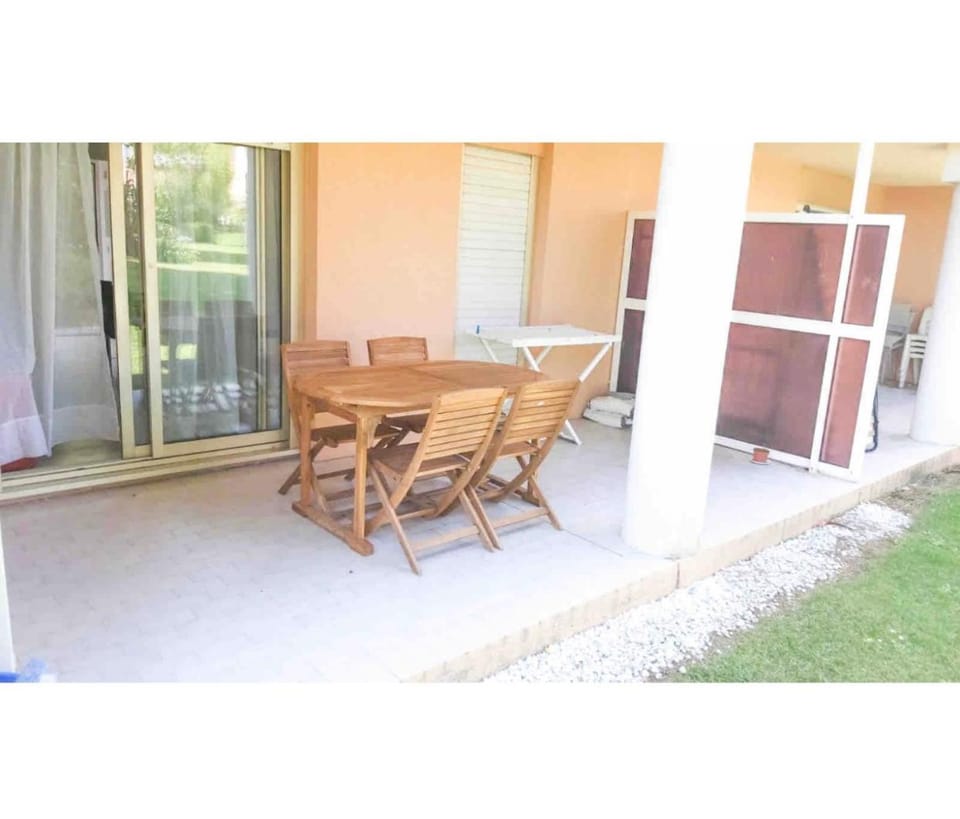 T2 A/C côte d'Azur, piscine, plage á 350m, WIFI Apartment in Antibes