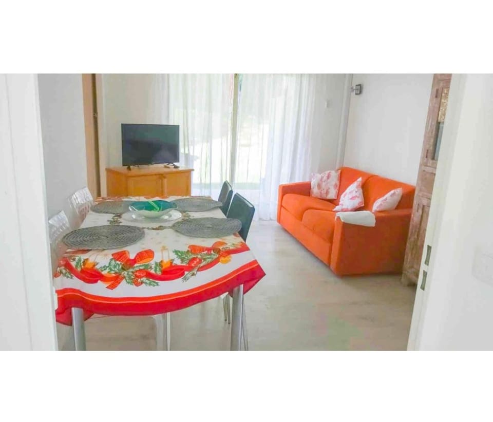 T2 A/C côte d'Azur, piscine, plage á 350m, WIFI Apartment in Antibes