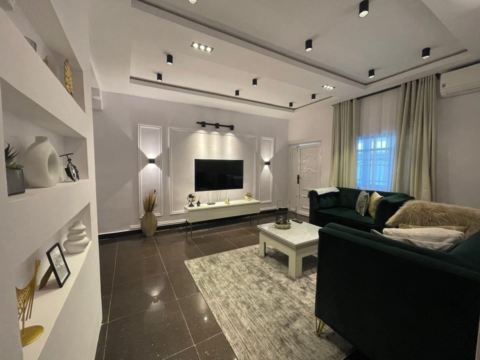 CN HOMES - Luxury furnished 3Bedroom 24h Electricity, Security and PS5 Console Apartment in Lagos