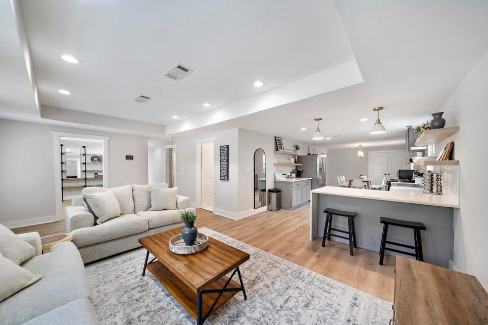 Blue Bungalow In Houston Heights! Walkable to Popular Bars House in Houston