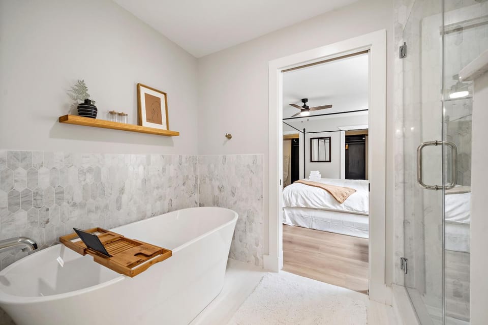 Blue Bungalow In Houston Heights! Walkable to Popular Bars House in Houston