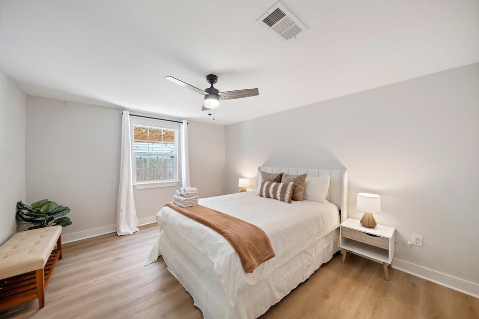 Blue Bungalow In Houston Heights! Walkable to Popular Bars House in Houston