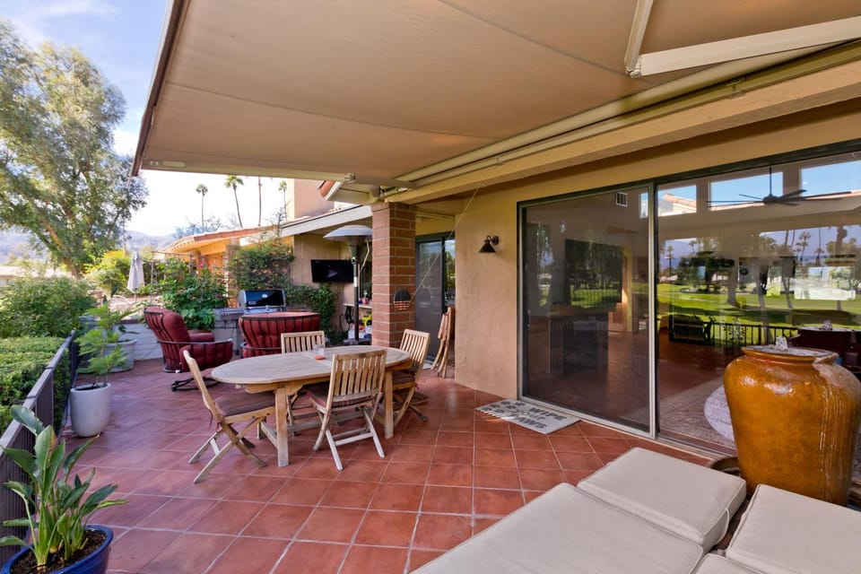 Spectacular condo with private golf privileges includes golf cart on Monterey Country Club !! House in Rancho Mirage