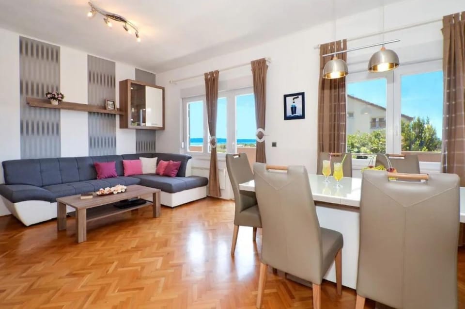 Apartments Villa Golden View Villa in Okrug Gornji