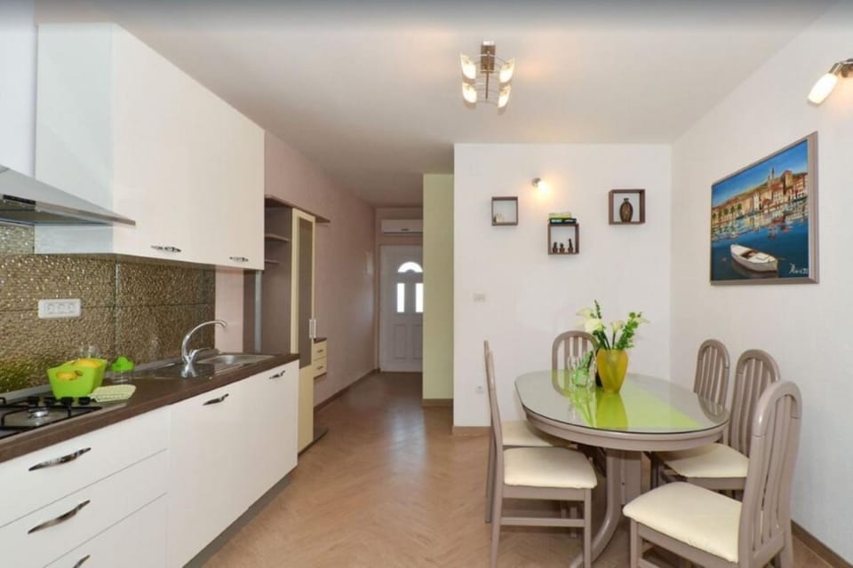 Apartments Villa Golden View Villa in Okrug Gornji