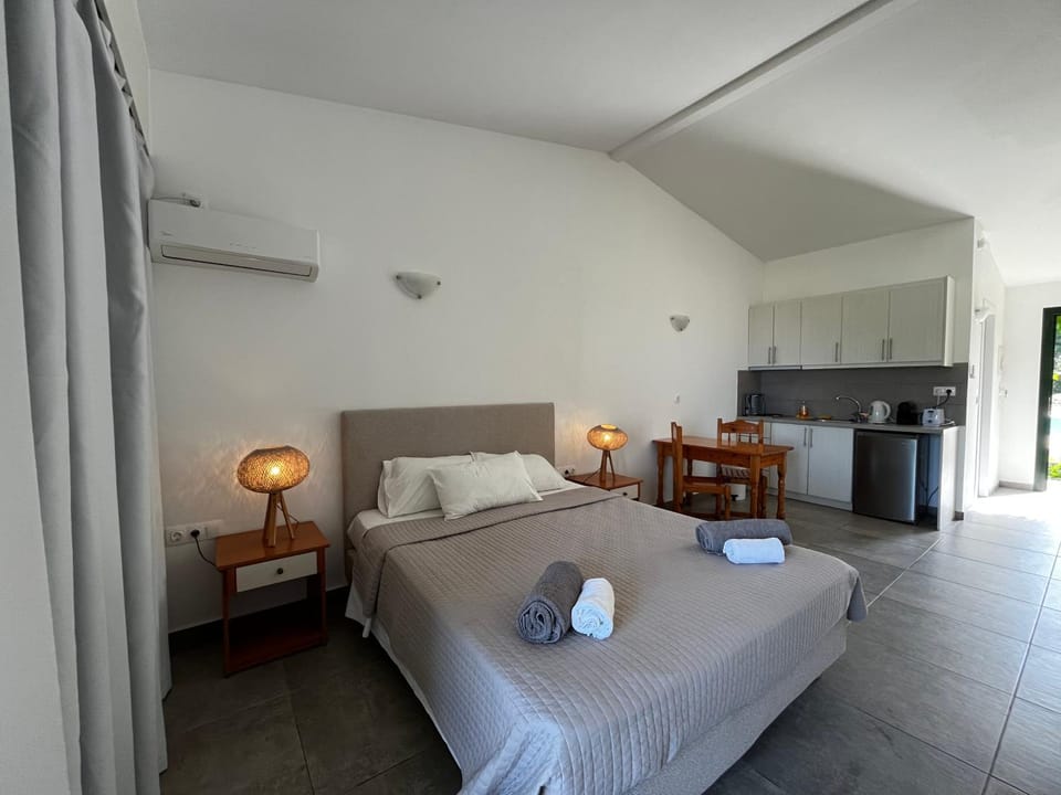 Bed, Kitchen or kitchenette, Bedroom