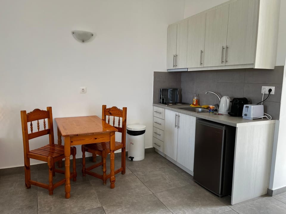 Coffee/tea facilities, Kitchen or kitchenette, Dining area, toaster
