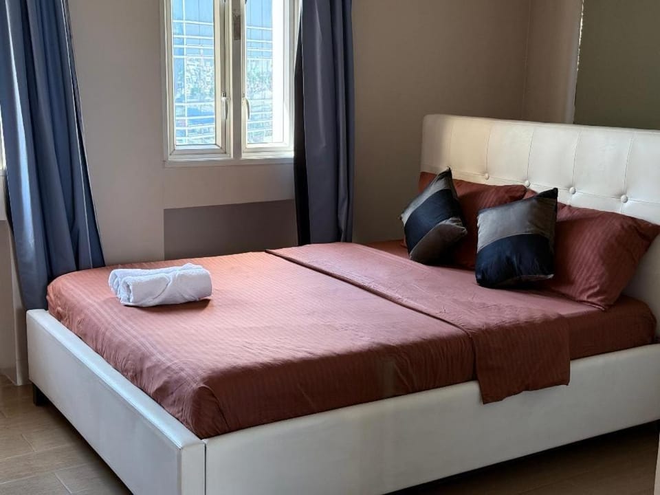 ZG-150Newport Apartment in Pasay