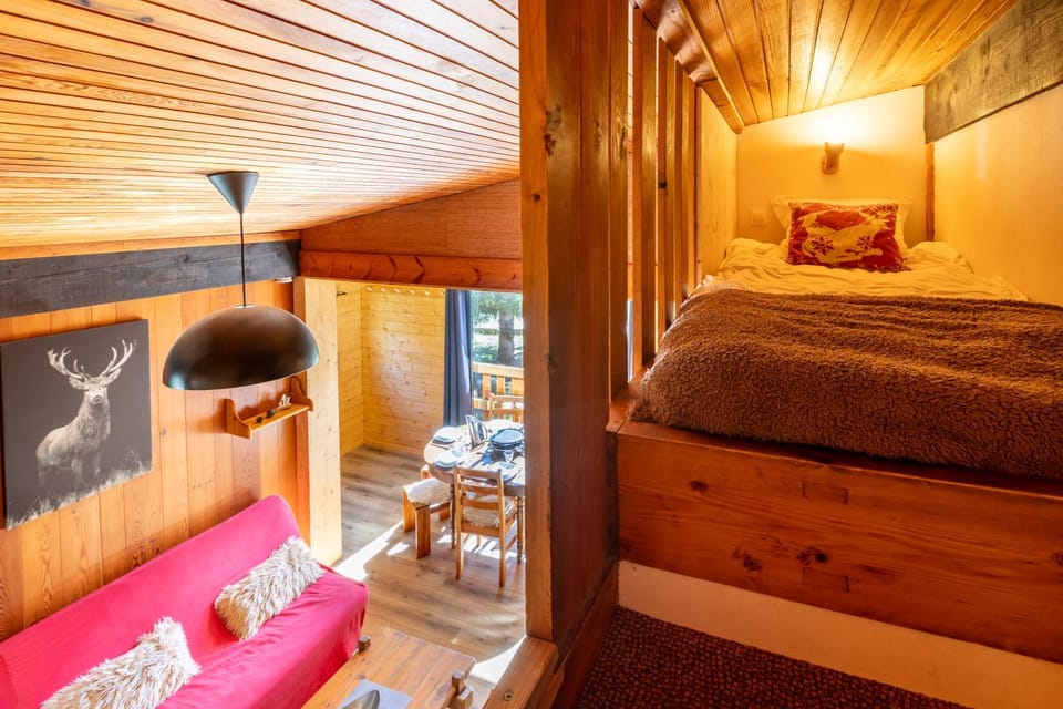 Bed, Living room, Photo of the whole room, Seating area, Bedroom