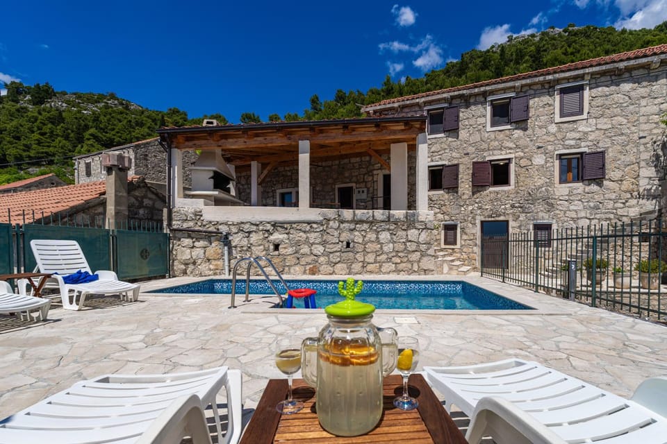 Property building, Balcony/Terrace, Swimming pool, sunbed