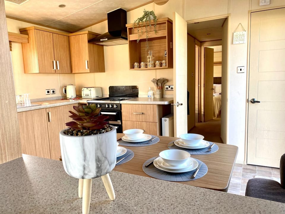 Kitchen or kitchenette, Dining area, minibar, pet friendly, stove, toaster