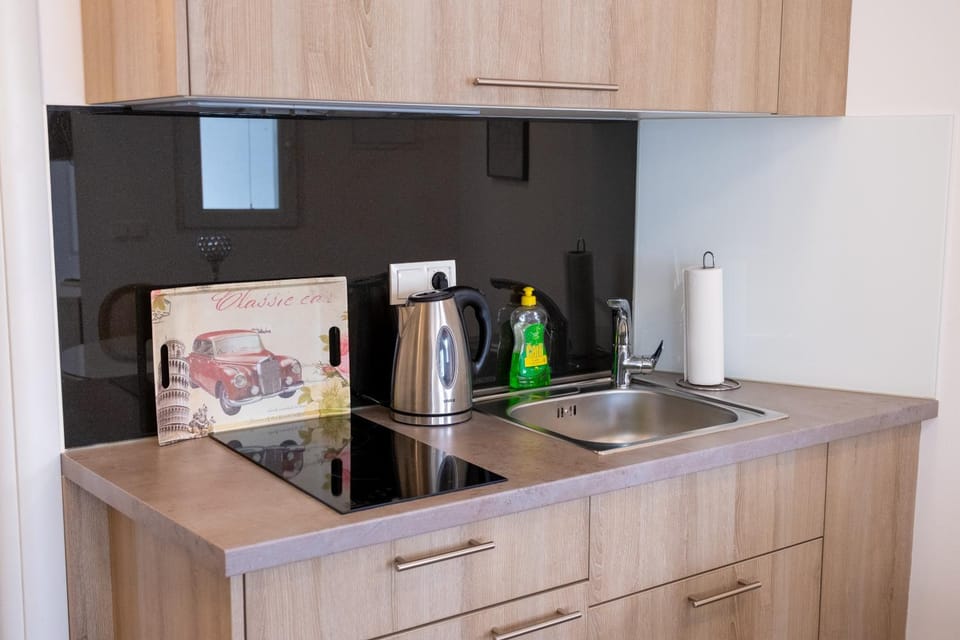 Coffee/tea facilities, Kitchen or kitchenette, stove