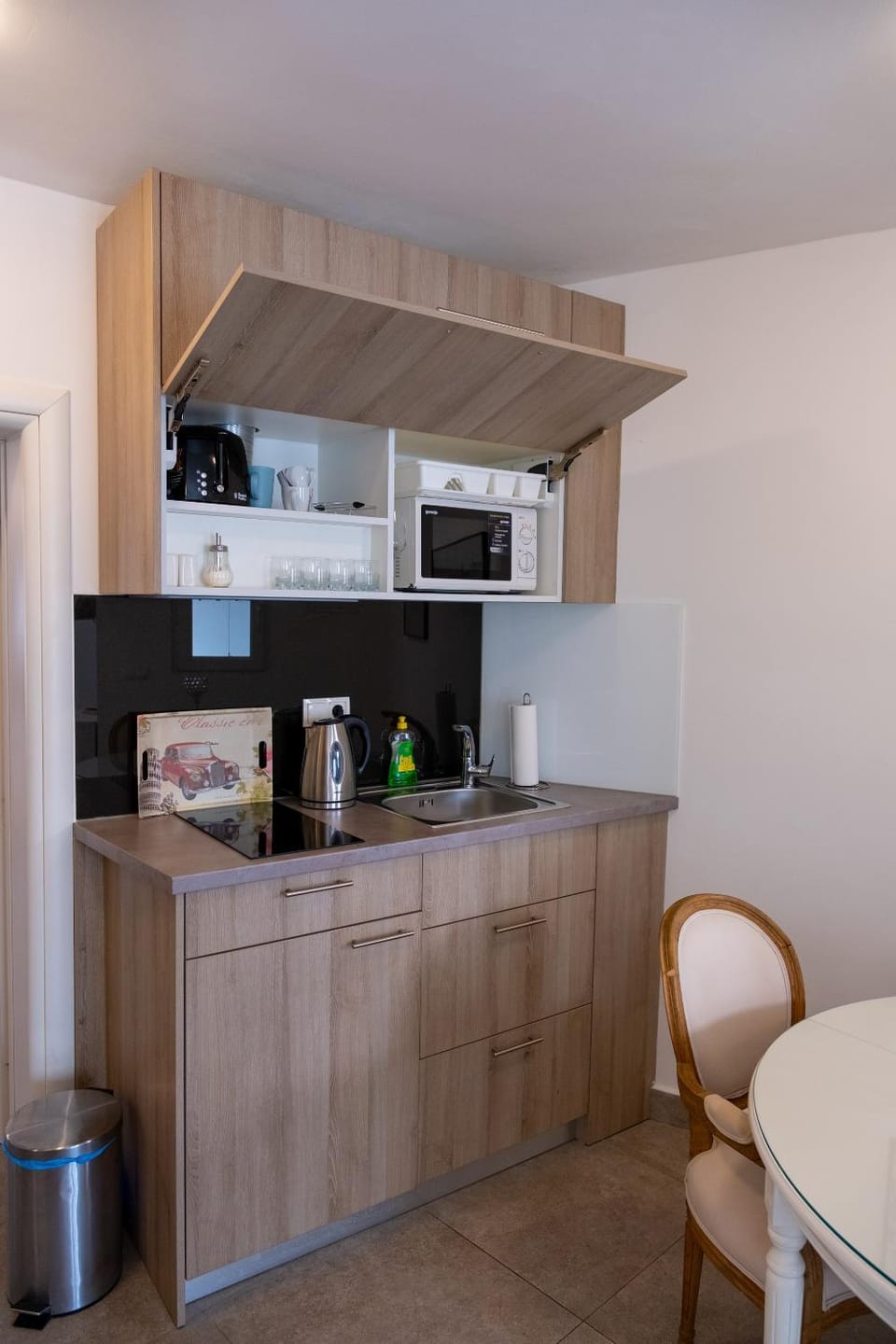 Coffee/tea facilities, Kitchen or kitchenette, stove