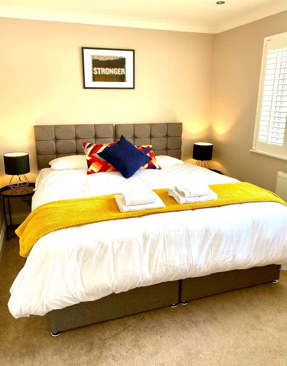 Bed, Photo of the whole room, Bedroom, towels