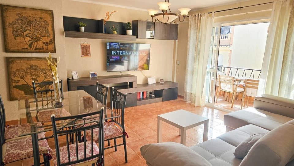 TV and multimedia, Living room, Seating area, Dining area