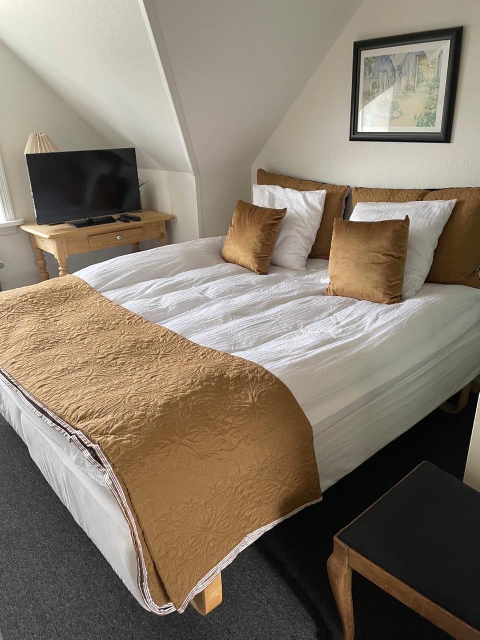 Bed, TV and multimedia, Bedroom