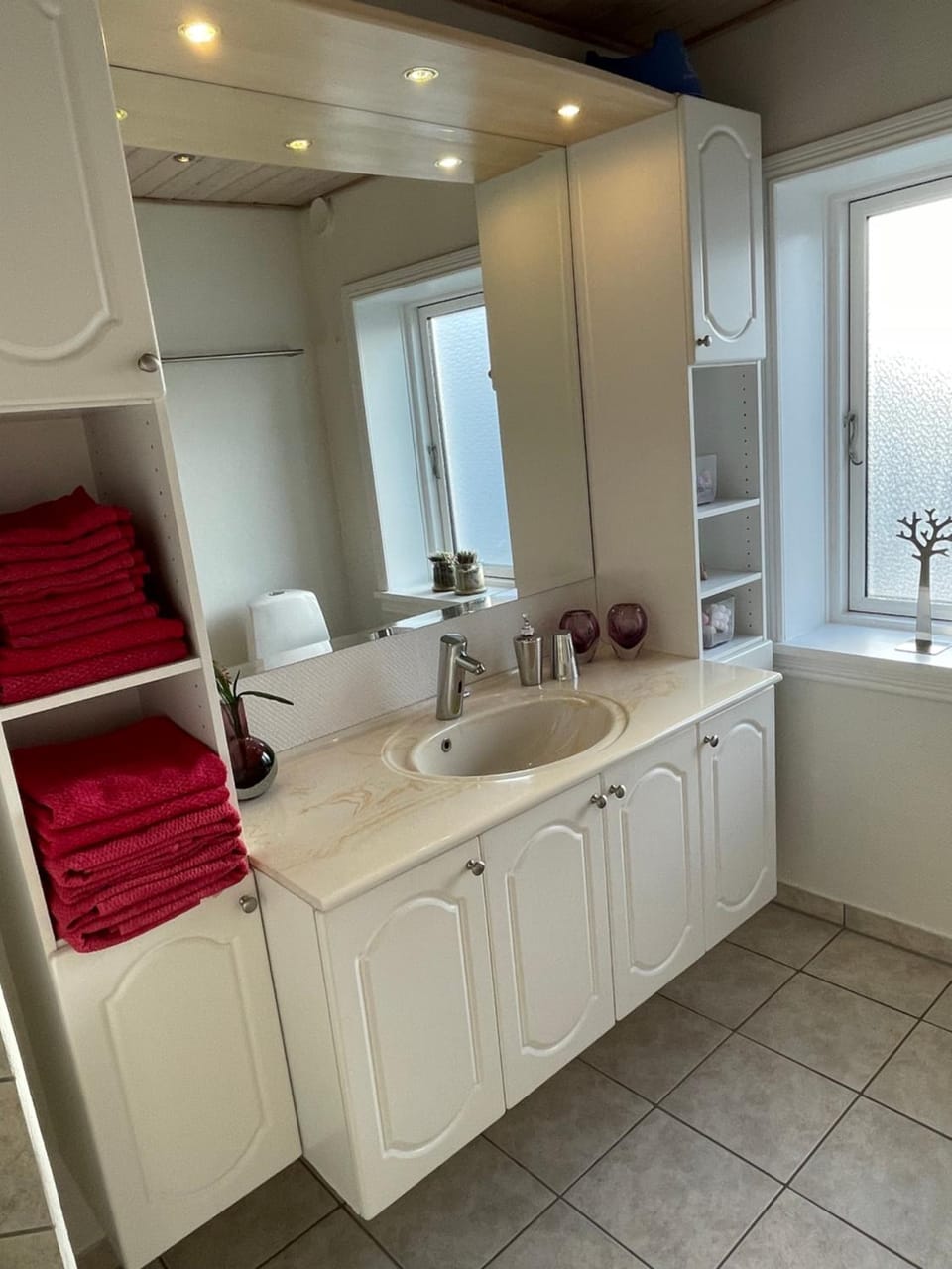 Bathroom, towels
