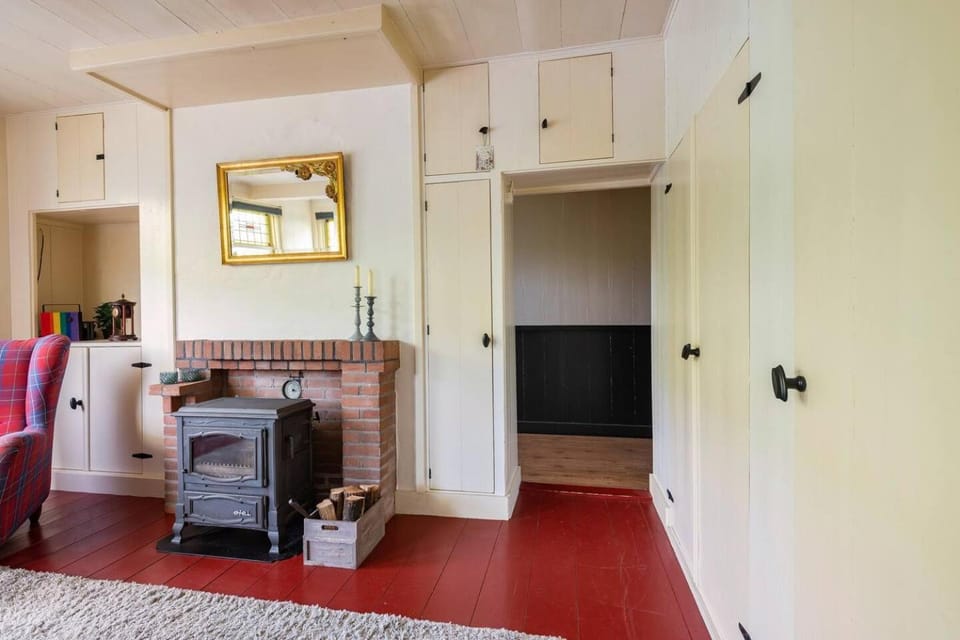 Living room, flat iron, internet