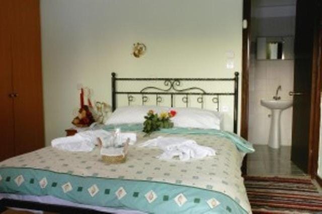 Toilet, Bed, Bathroom, TV and multimedia, Decorative detail, Bedroom