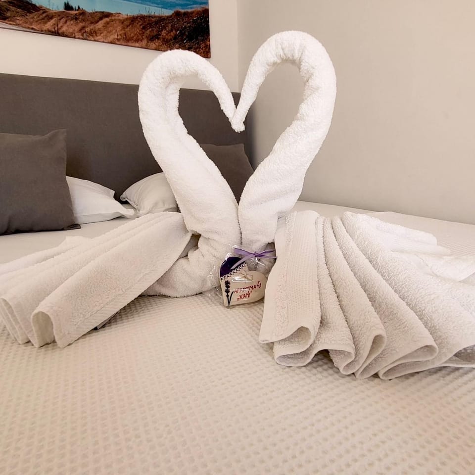Bed, Bedroom, towels