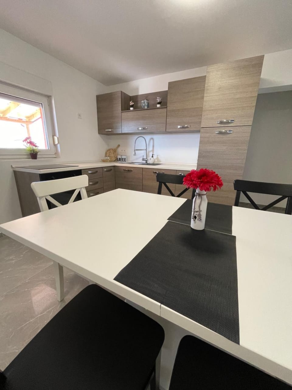 Kitchen or kitchenette, Dining area