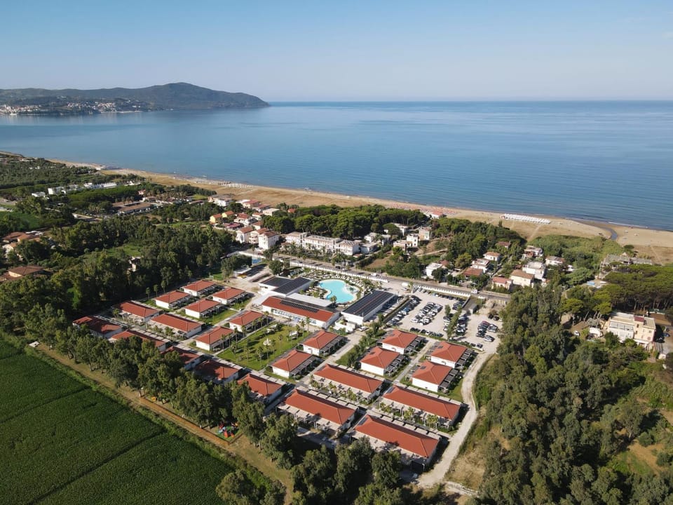 Property building, Day, Natural landscape, Bird's eye view, Garden, Beach, Location
