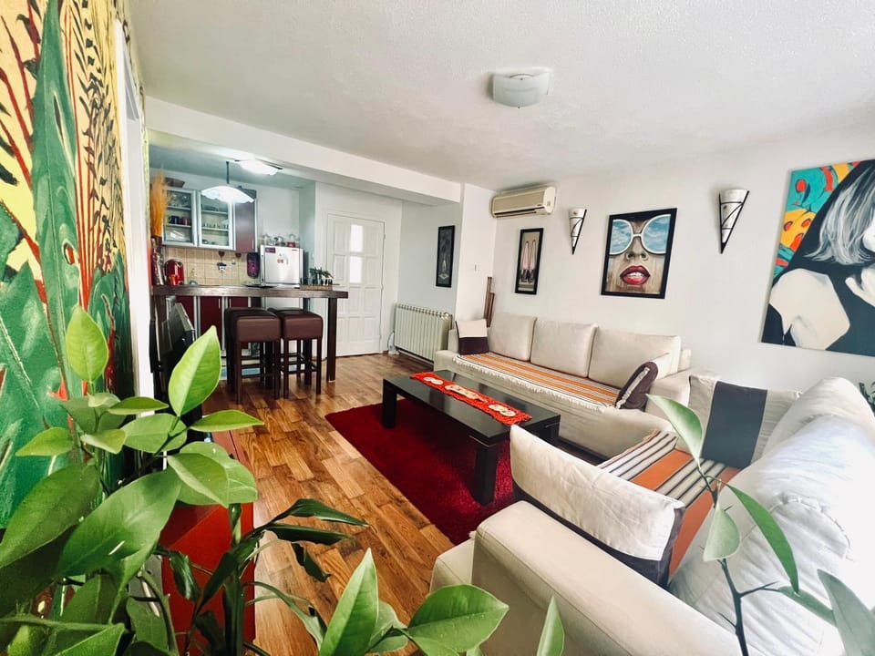 TV and multimedia, Kitchen or kitchenette, Living room, Family, hair dresser, air conditioner