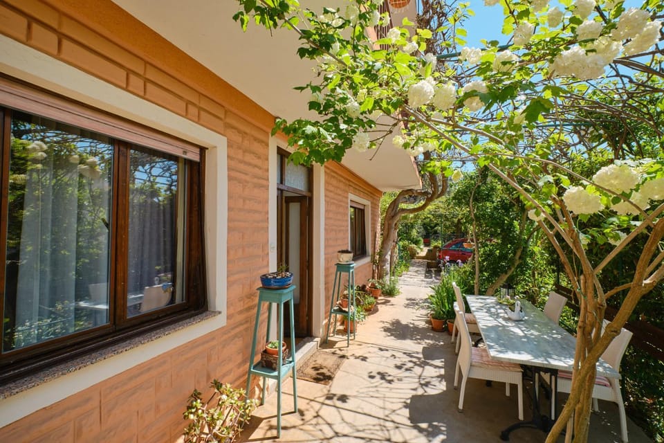Patio, Facade/entrance
