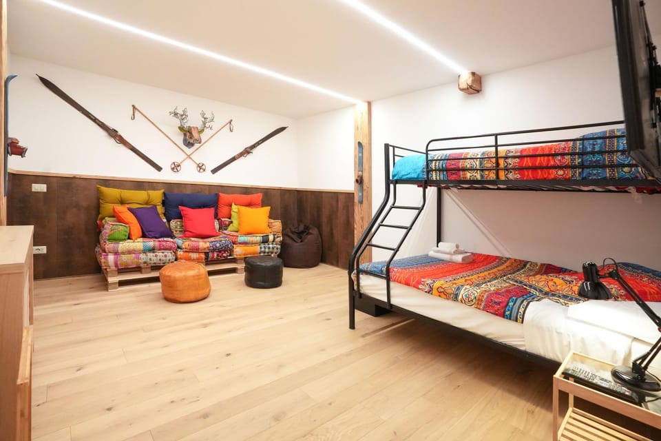 Bedroom, bunk bed
