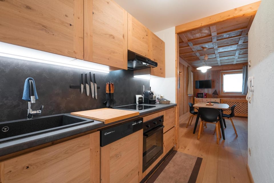 Kitchen or kitchenette, Dining area, dishwasher