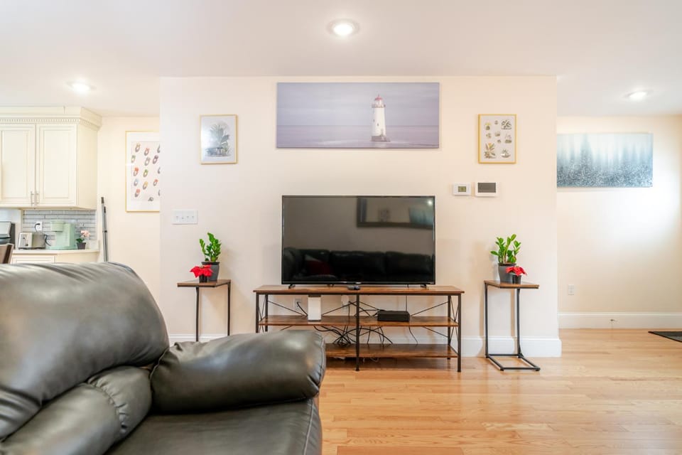 Bright 3BR Quincy Townhouse w Laundry, Bathtub & Near Red Line 41 House in Quincy