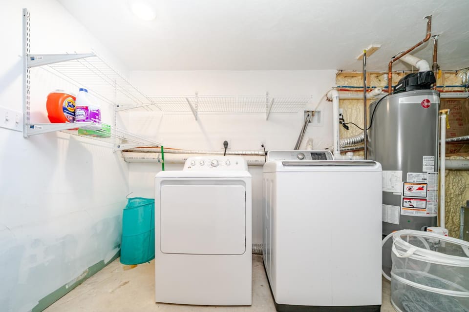 Bright 3BR Quincy Townhouse w Laundry, Bathtub & Near Red Line 41 House in Quincy
