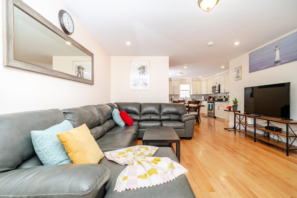 Bright 3BR Quincy Townhouse w Laundry, Bathtub & Near Red Line 41 House in Quincy