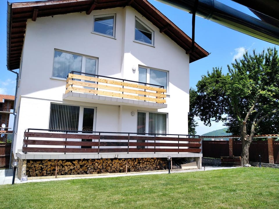 Property building, Patio, Spring, Day, Balcony/Terrace