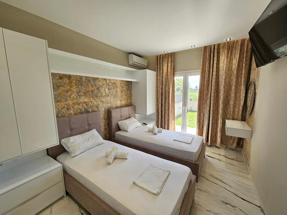 Bed, TV and multimedia, Photo of the whole room, Bedroom, towels
