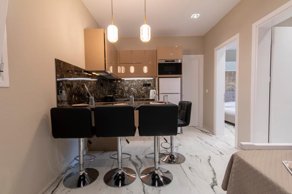Kitchen or kitchenette, Dining area, stove