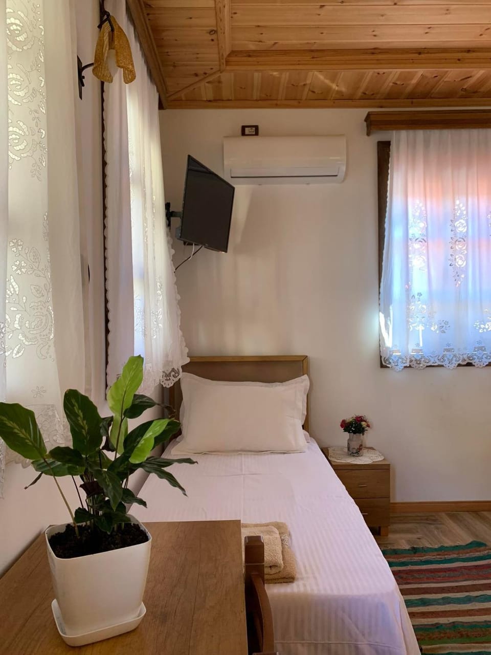 Bed, TV and multimedia, Photo of the whole room, Bedroom, air conditioner