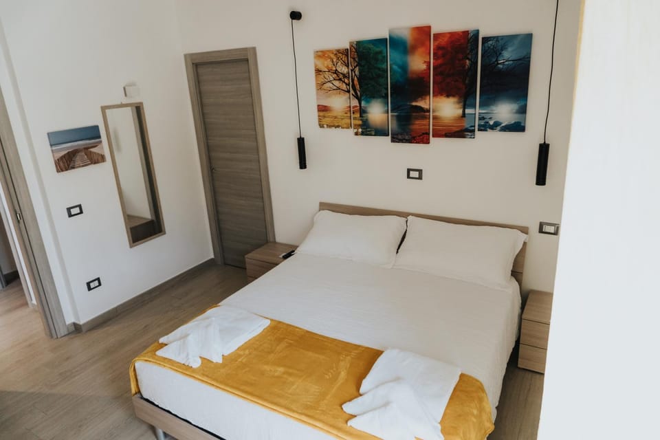 Bed, Bedroom, towels
