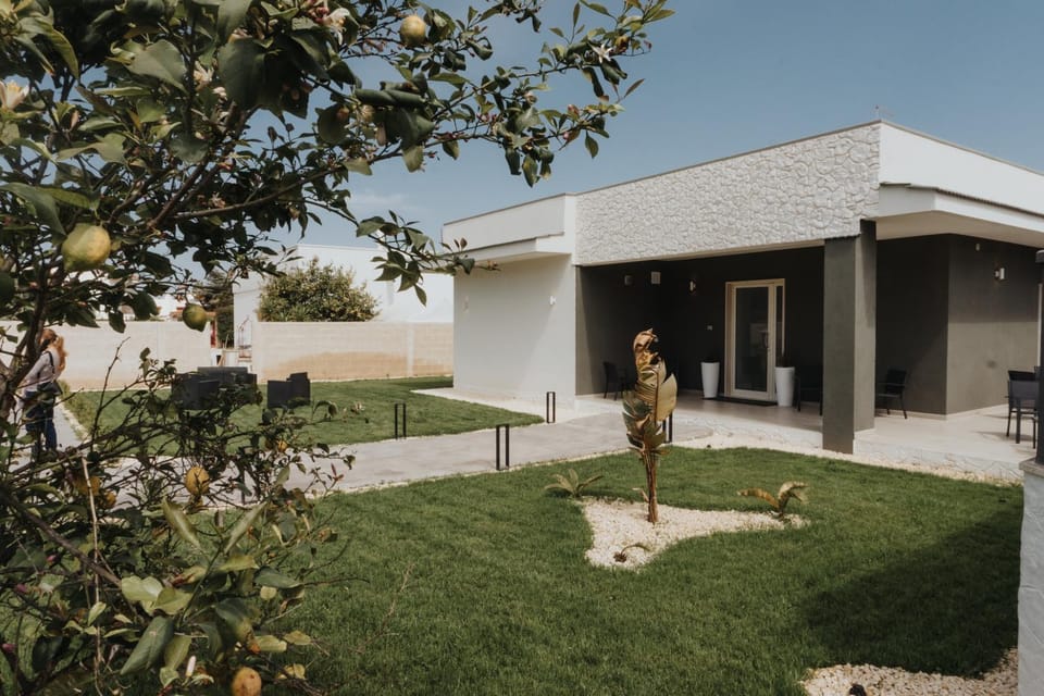 Property building, Facade/entrance, Garden